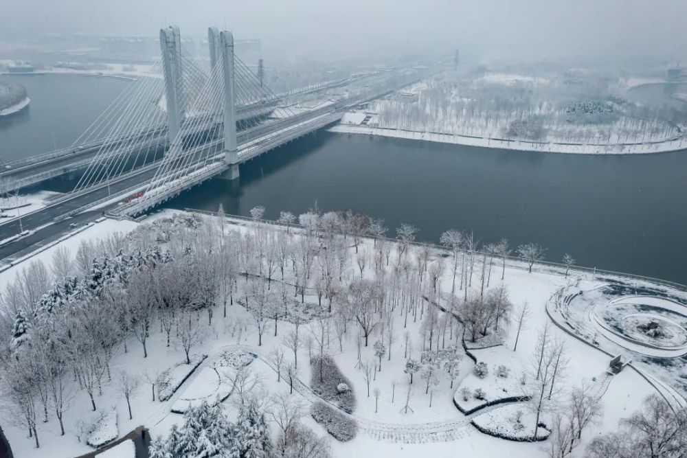 一场大雪,为郑州披上一层洁白的盛装,整个城市笼罩在银装素裹里,静谧