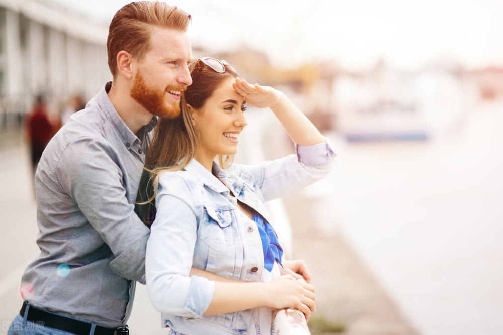 请帮我解梦，梦到男友给我打电话但说话的却是另一个女人，并问我跟