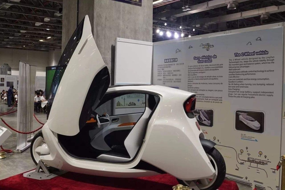 中国首款两轮电动汽车问世科幻精致直横走撞不倒续航400公里