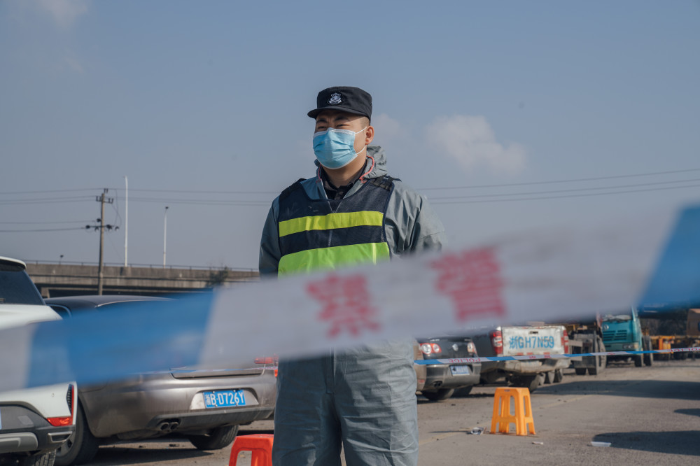 在北仑战疫的卡口上,有无数个像于庆轩这样的队员.