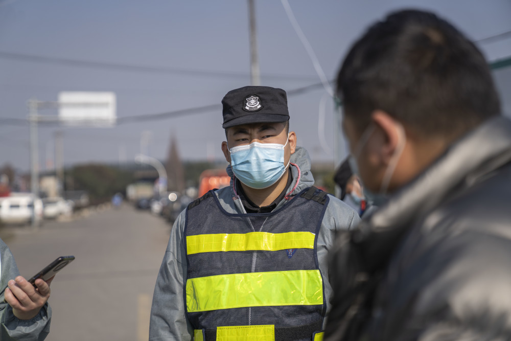 记者了解到,于庆轩负责的卡点是329国道支路,这个卡口地处偏僻,附近有