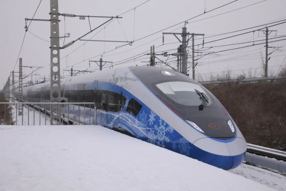 瑞雪迎春北京冬奥列车亮相京张高铁
