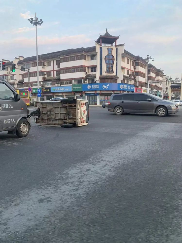 洋河酒家路十字路口电动三轮车闯红灯被撞翻