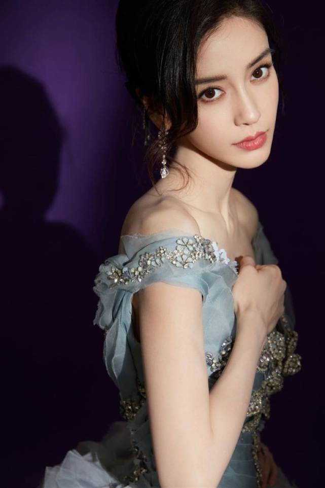 angelababy日前换上灰蓝色的公主风礼服登场,一字领和深v设计露出她