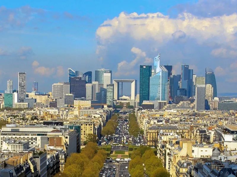 新凯旋门可乘坐全景观光电梯登顶,从cbd俯瞰古典与现代交错的巴黎.