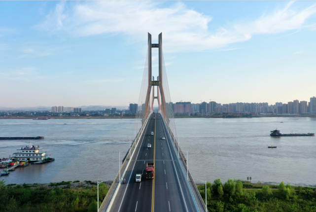 大桥建设…推动鄂黄长江大桥9座以下客车免费通行,谋划武黄市域铁路