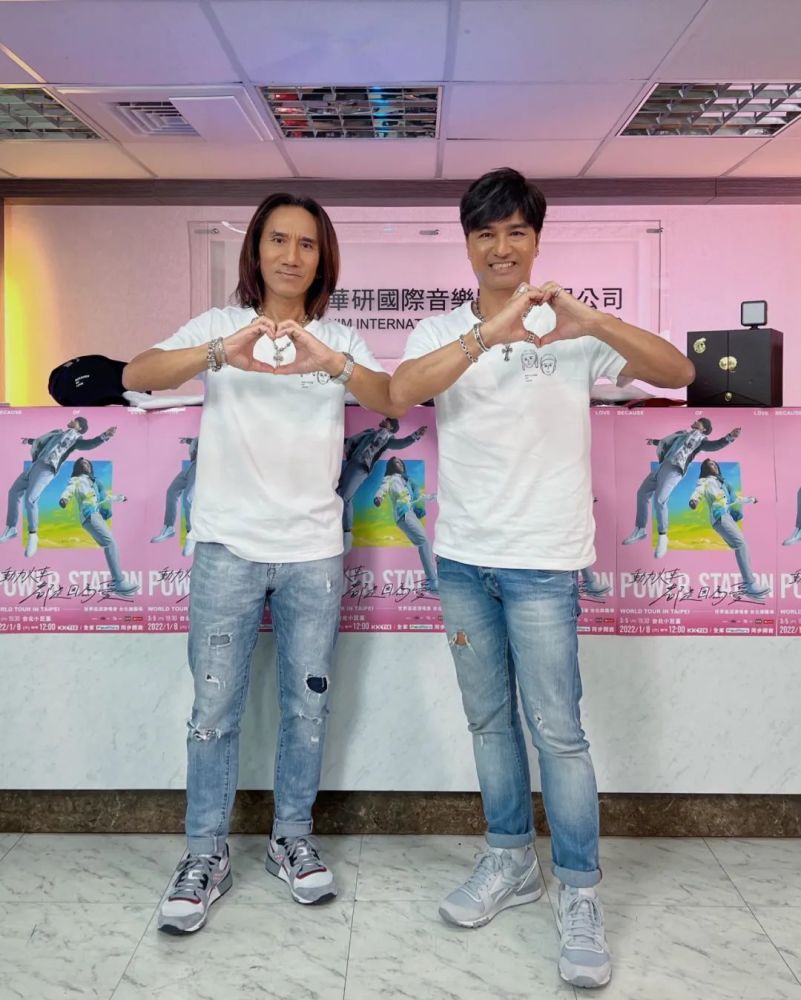 尤秋兴率先送出"都是因为爱干净"的桌面吸尘器,好兄弟颜志琳也颇有