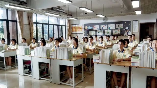 在国华纪念中学的校碑上,刻着这么一句话:"立校办学的目的,是让年轻