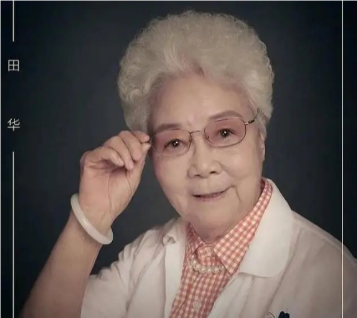 田华一家四口患癌白发人送黑发人90岁高龄还在赚钱养家