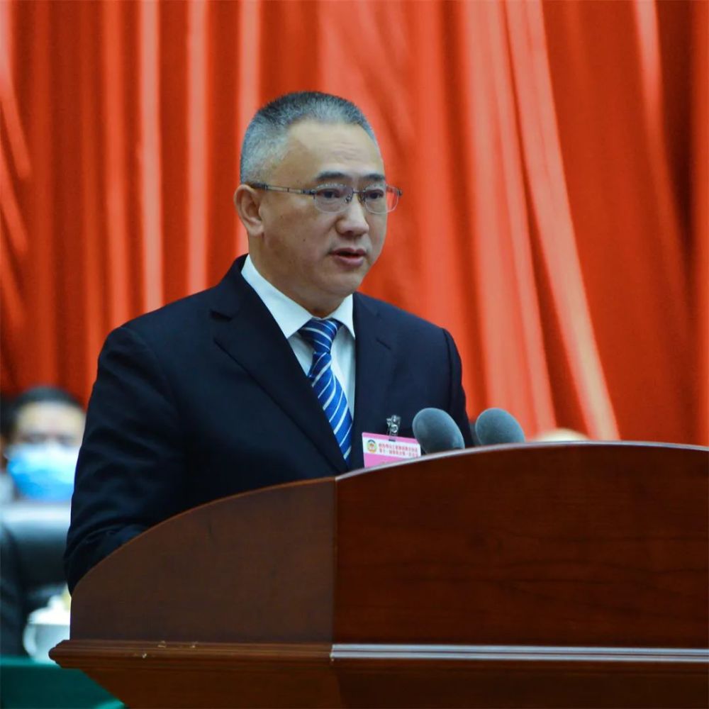 向业顺,马文森,吕英,周传明,任序江等在主席台就座.