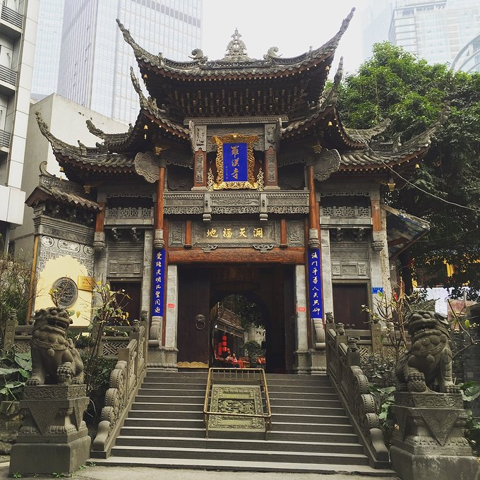 罗汉寺位于重庆最繁华的地带---解放碑民族路,是全国重点的佛教寺庙之