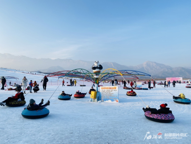 1月2日,游客在拜城县温泉滑雪场游玩.胡潇潇 摄