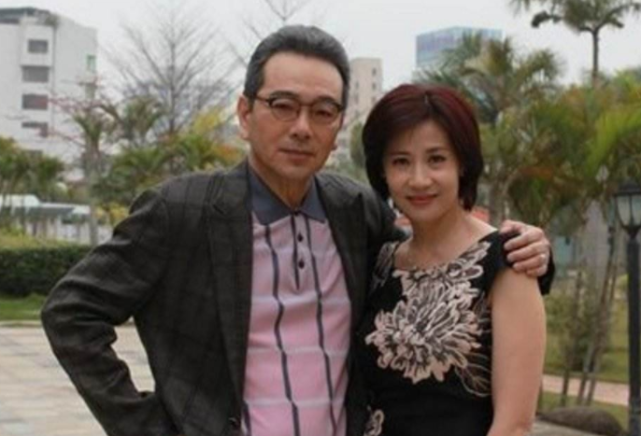 可能是心疼妻子在这一件事上面的付出,张晨光也非常的呵护谢美惠,不