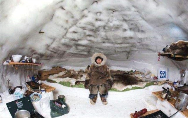 以及在里面生火取暖的热量,都会在屋内空间聚集,使得雪屋内部温度升高