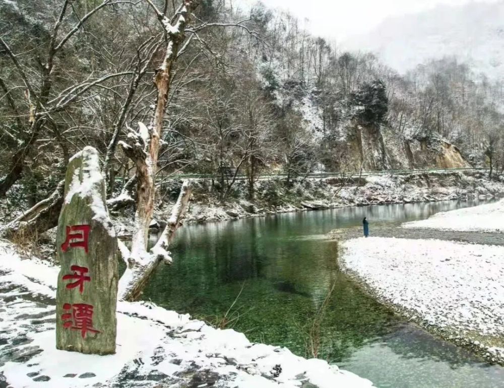 入冬以来,国家aaaa级景区康县阳坝梅园沟已经是好几场雪了,通往海棠谷