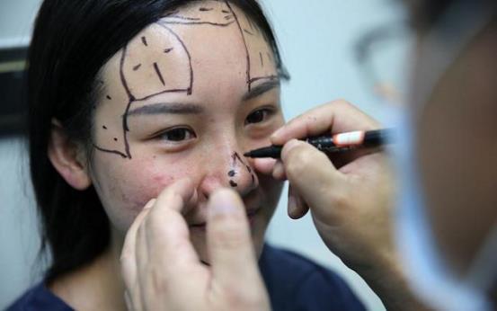 还记得那个歪脸女孩赵宏秋吗她放弃百万年薪甘愿教书育人