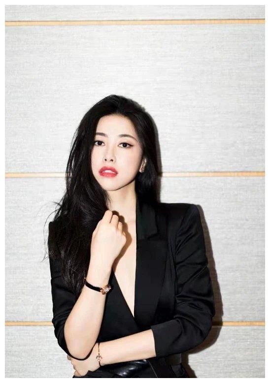 产后的朱珠身材令人羡慕,穿黑色紧身衣也没赘肉,自律的女人真美