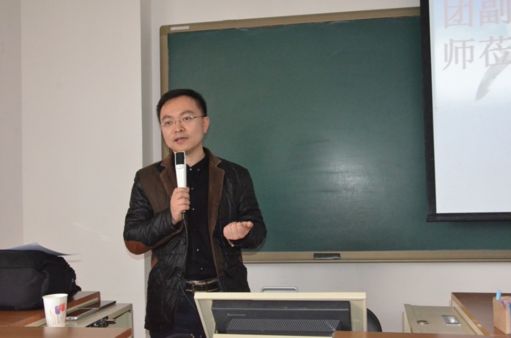 除了要陪刚刚生下来的孩子,还会每天到医院来看他,病房里蔡磊告诉段睿