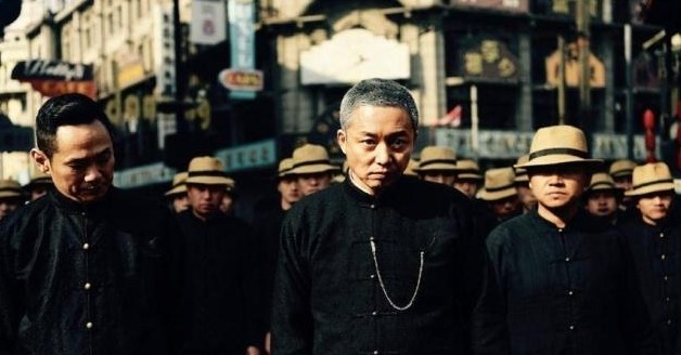 控制了很多地下赌场,与许多旧时代的官员有关系,这也使杜月笙成为上海