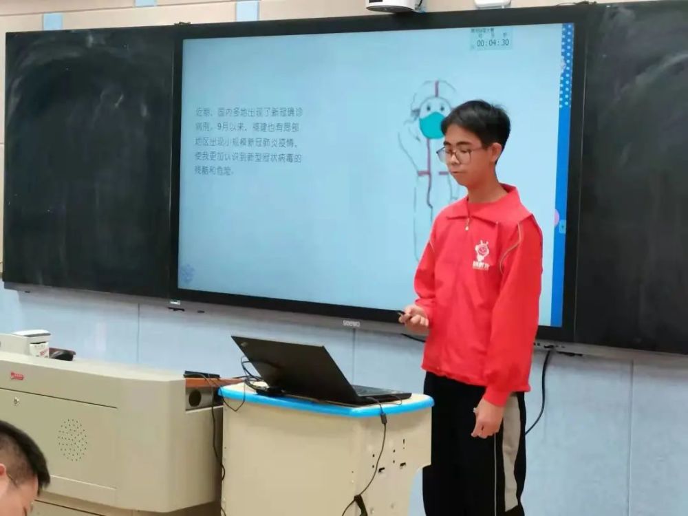"激动人心"颁奖典礼泉州五中徐明杰校长(右一)与五中分校师生合影赛前