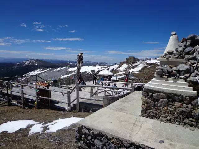 8石卡雪山石卡雪山景区位于香格里拉县城西南7公里处,雪山北与纳帕海