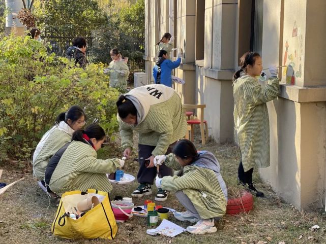 在宝山这个小区,有一面镶满了自制乐器的"音乐墙"