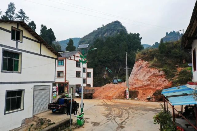 在白泥镇满溪村瓦厂桥头的施工现场,一台挖掘机正在清理砂石,六七辆