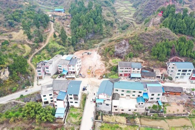 据了解,余庆白泥镇满溪村瓦厂桥头是连接附近村寨的交通要道,同时也是