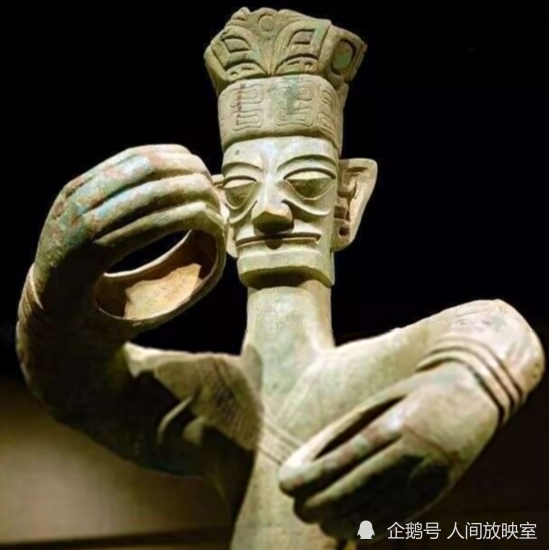 青铜大立人出土于三星堆遗址2号祭祀坑,铜像连同底座高达2.