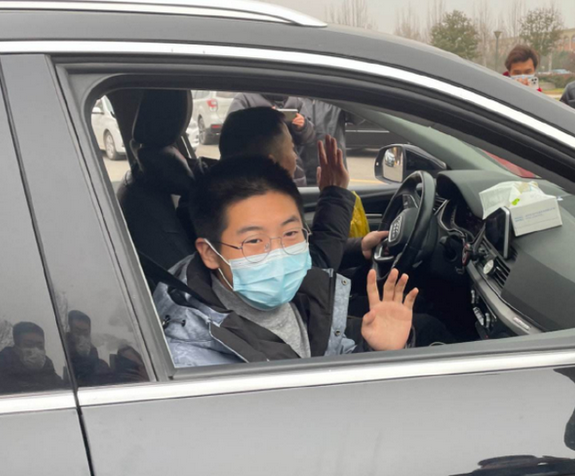 姐姐孙悦和孙海洋夫妇各占一间,孙卓只能和孙辉挤在一个房间,且只有一