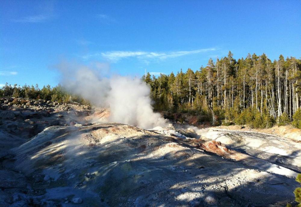 黄石超级火山在历史上有过好几次爆发,这几次爆发形成了黄石公园内部