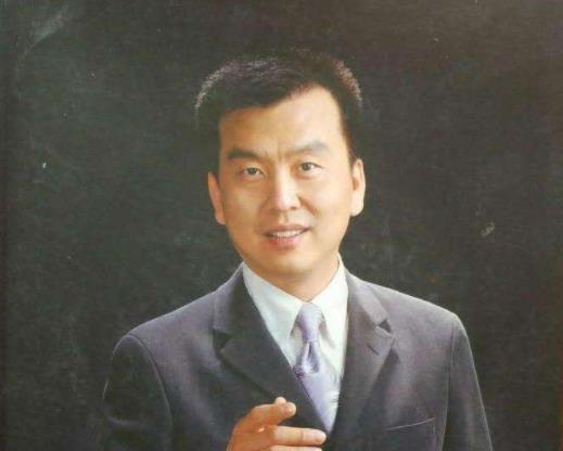 央视主持人张泽群55岁当爹乐开花妻子身份是个谜
