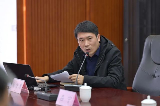 高中教学管理部孔令振主任分享了高中寒假课程设计,分为纸质实体作业
