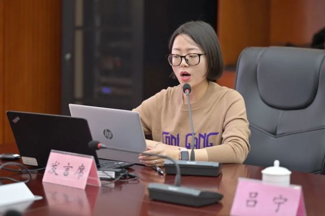高中教学管理部孔令振主任分享了高中寒假课程设计,分为纸质实体作业