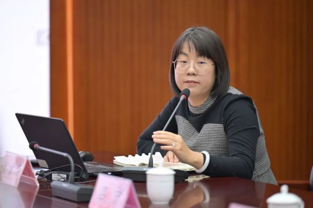 高中教学管理部孔令振主任分享了高中寒假课程设计,分为纸质实体作业