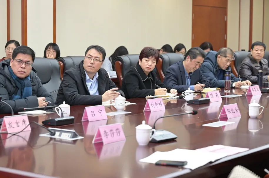高中教学管理部孔令振主任分享了高中寒假课程设计,分为纸质实体作业