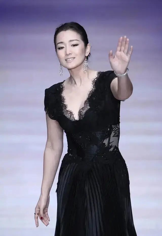巩俐身材真有料!穿黑色蕾丝裙还用腰封勒,顶太紧"3d"胸围惹眼
