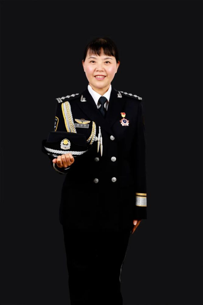 警礼服来了又帅又飒