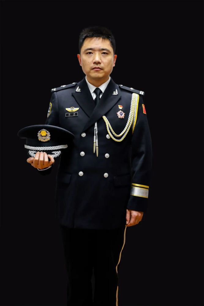 警礼服来了又帅又飒