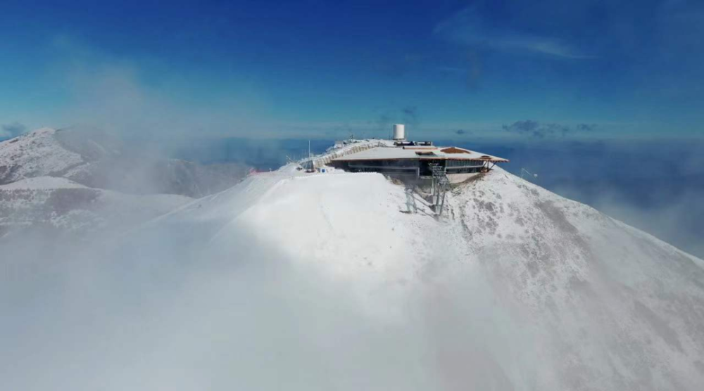 国家高山滑雪中心人建筑和山林的美妙和谐