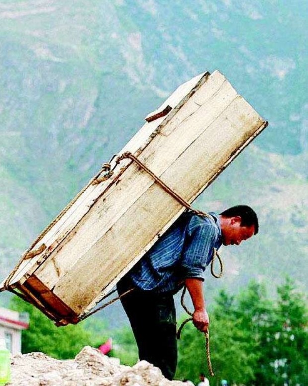 背尸人以背尸背棺材为生徒手攀爬悬崖如今为生存只能转行