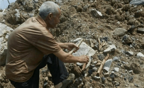 湖北一场暴雨冲出公路下数千具白骨,村民老泪纵横:我