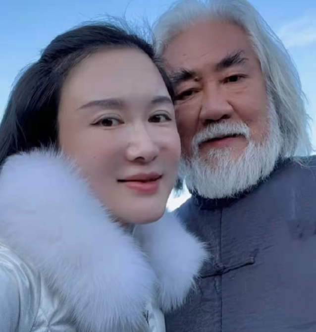 张纪中直播否认杜星霖是小三,被问靠啥娶小娇妻太自信:靠才华