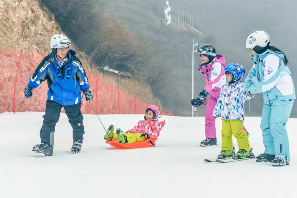 临汾市云丘山景区滑雪场开板迎客