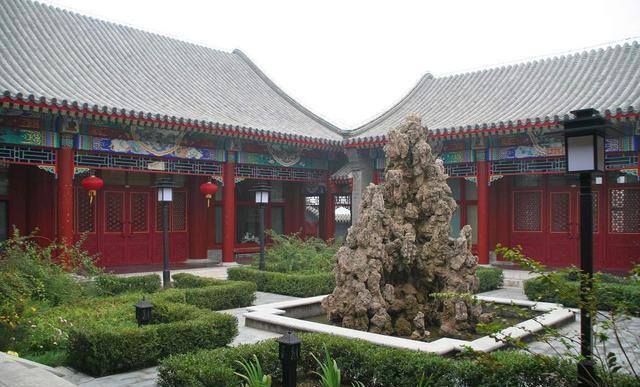 和亲王府内景除了在朝堂上嚣张跋扈之外,弘昼在家里更是荒唐,对常