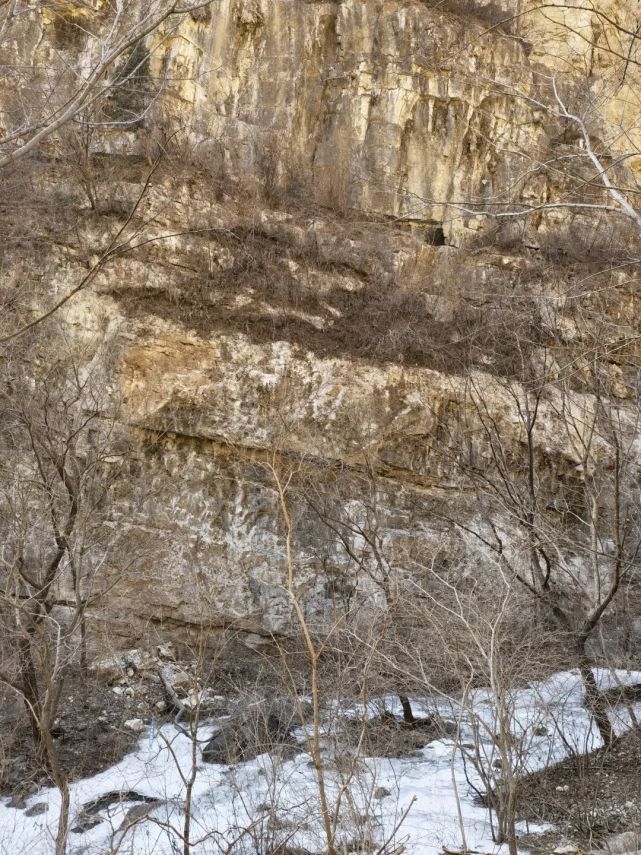 虎峪可是经典的地质考察路线,岩石类型更是多样.