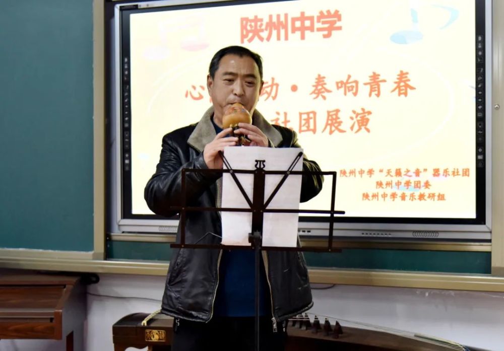 展演结束,陕州中学校长程昕蕾给参演选手颁发了奖状和证书,对同学们的