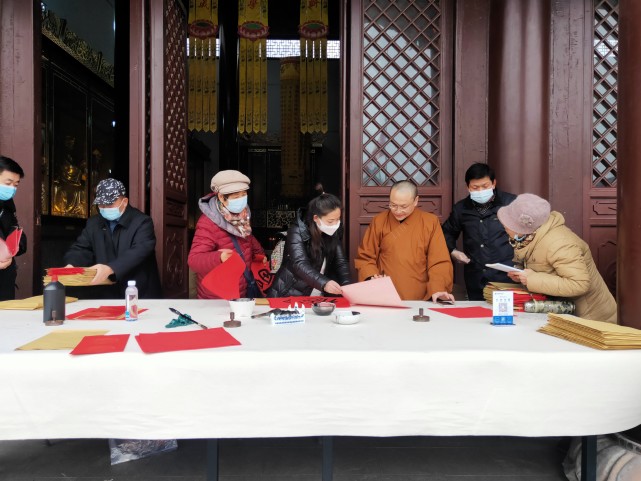 永庆寺住持常妙大和尚帅率众弟子,在雪花飞扬的大雄宝殿门前,现场挥毫