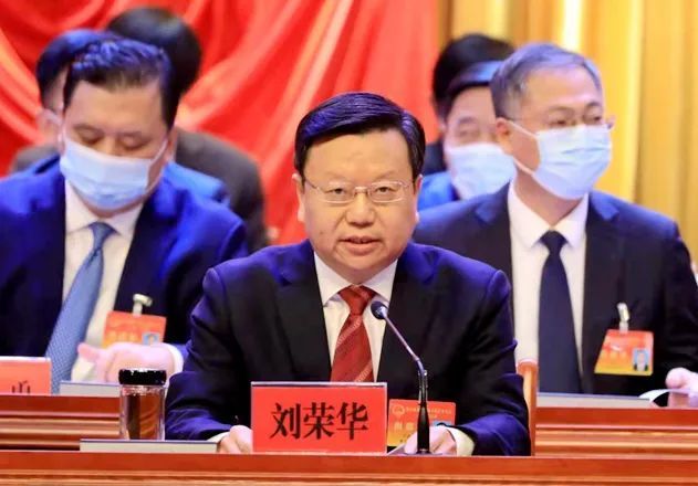 人大大会主席团常务主席刘荣华主持会议.