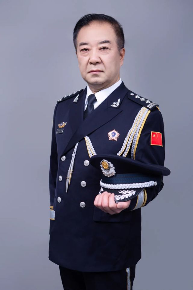 英姿飒爽身着崭新的警礼服中国人民警察节police day